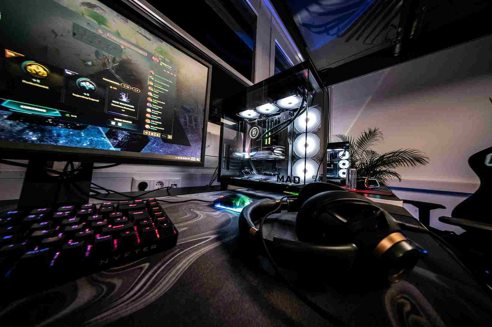 Social Features in E-Gaming